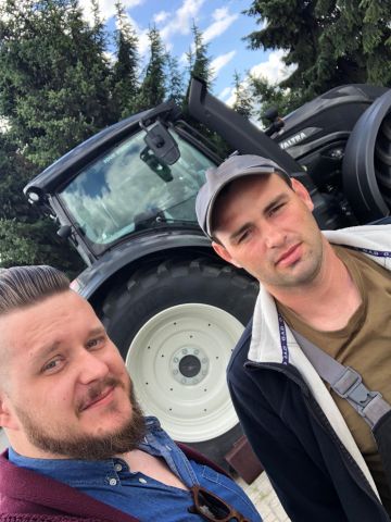 Traktor oraz kierownik gospodarstwa rolnego razem z handlowcem z ABAX
