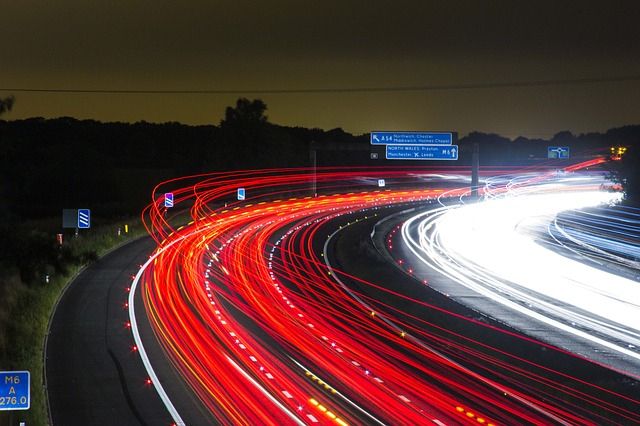 Zdjęcie samochodów jadących szybko przez autostradę