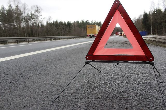 Zdjęcie przedstawia trójkąt ustawione na drodze